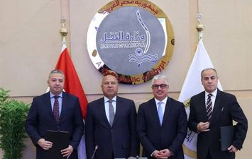 جانب من التوقيع