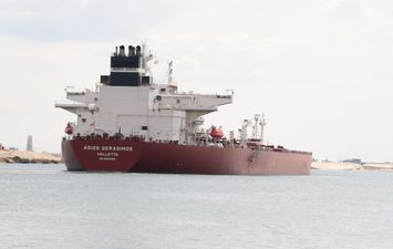 جانب من العبور بقناة السويس  