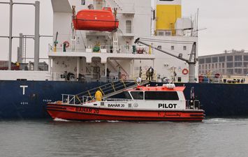 جانب من العبور بقناة السويس   