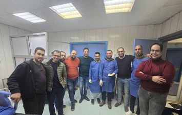 الفريق الطبي الذي أجرى العملية 