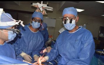 جانب من العملية الجراحية 