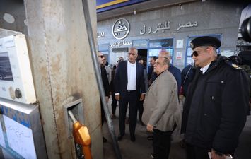جانب من تفقد محطات الوقود 