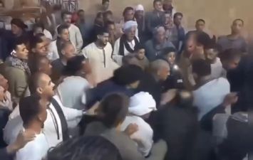 صور من الفيديو المتداول 