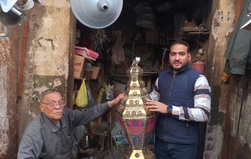 صحفي أهل مصر في سوهاج مع العم جمال صانع الفوانيس في القيسارية