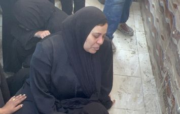 انهيار والد شاب بورسعيد ضحية الشهامة لحظة دفنه 