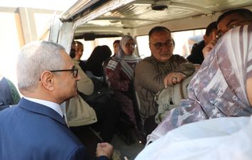 محافظ بنى سويف بداخل موقف سيارات عدلى منصور 