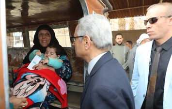 محافظ بنى سويف مع المواطنين 