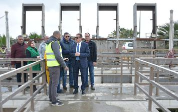 محافظ بورسعيد يتفقد محطة صرف صحي MK بعزبة أبو عوف بحي الزهور ويتابع كفاءة التشغيل واستعدادها لمواجهة التقلبات الجوية