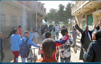 محافظ قنا اثناء جولته بالبارود