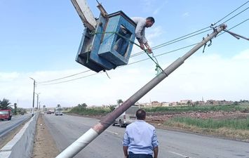 ميل أعمدة الإنارة 