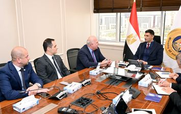 وزير الصناعة اثناء لقاءه وفد شركة "بولاريس" التركية