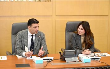 وزير الصناعة مع وزيرة الإسكان 