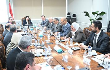 وزيرة الاسكان تبحث سبل طرح وحدات سكنية للإيجار