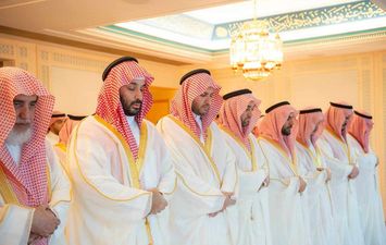 ولي العهد السعودي يؤدي صلاة عيد الفطر