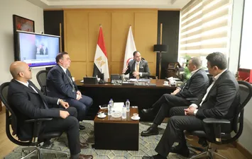 الدكتور محمد الطيب اثناء لقاءه مسئولى شركة اورانج