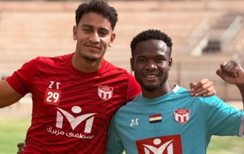 مكادي يجهز أوراقه 