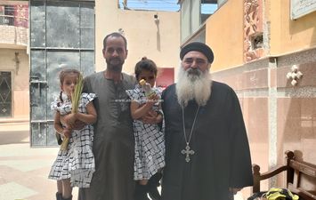 مسلم يشارك  الأقباط في عيدهم