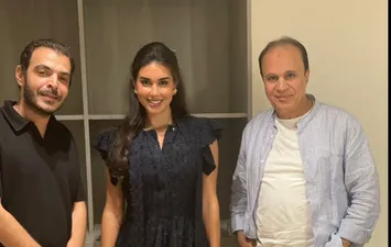 ياسمين صبري برفقة فريق عمل الفيلم