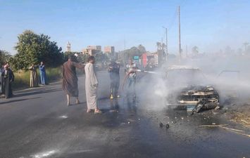 حريق نشب داخل سيارة 