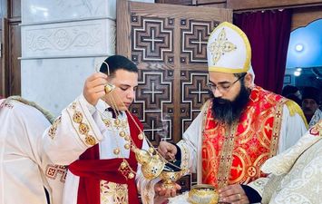 بالبخور والتراتيل