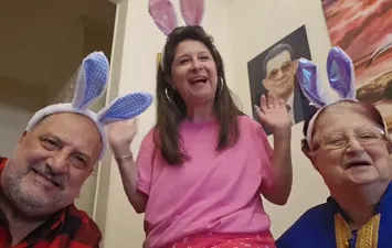 خالد الصاوي برفقة والدته وشقيقته 