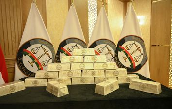 النيابة تُسلم طنًا و200 كجم فضة لوزارة المالية