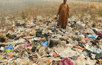 مقلب قمامة وسط الزراعات 