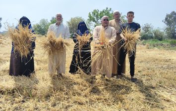 أصحاب الأرض 