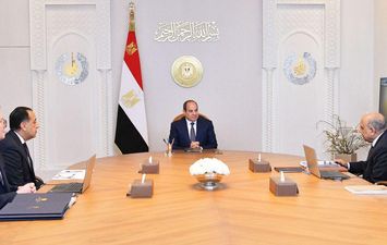 الرئيس السيسي يطلغ على مشروعات الطاقة 