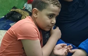 الطالب عصام مع والدتة