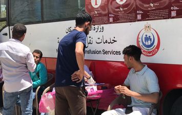 الطلاب أثناء التبرع