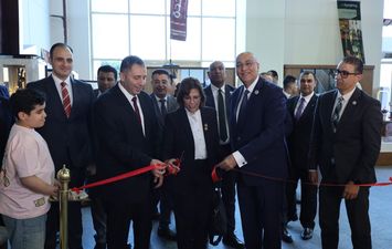 باسل رحمى اثناء افتتاح المعرض