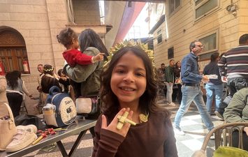 تيجان وصلبان من السعف والزيّ الملوكي".. بهجة أحد الشعانين تزين كنيسة الأنبا بيشوي ببورسعيد