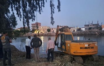 جانب من الأعمال بعزبة الورواري