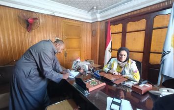 جانب من توقيع العقود 