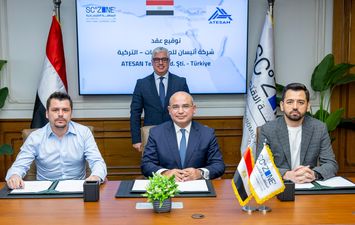 رئيس اقتصادية قناة السويس  أثناء التوقيع