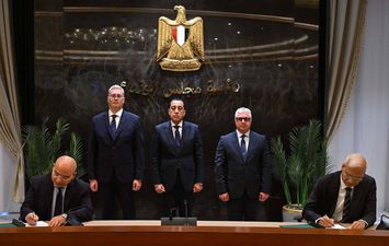 رئيس الوزراء يشهد توقيع اتفاق بالمنطقة الاقتصادية