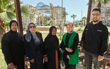 سيدة مسندة من بور سعيد