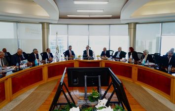 لجنة الطروحات