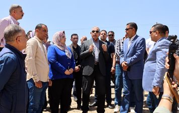 محافظ الإسماعيلية يصل موقع حادث الدواويس.ارشيفية