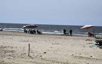 محافظ بورسعيد: انتشار 45 منقذًا بطول الشاطئ خلال الاحتفالات بأعياد الربيع