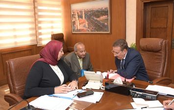 محافظ بورسعيد: تلبية مطالب أسر الشهداء والمحاربين القدماء وتوفير فرص عمل ومصادر دخل ودعم إنساني متكامل