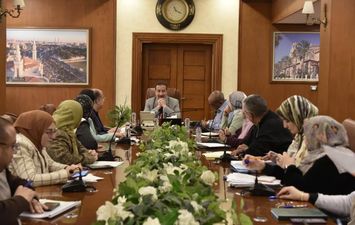 محافظ بورسعيد يعقد اجتماعًا موسعًا لمتابعة مشروعات تطوير البنية التحتية للمساكن و الطرق والميادين بالمحافظة