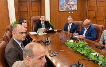  محافظ بورسعيد يناقش مقترح إنشاء كوبري بورسعيد العائم الجديد للربط بين مدينتي بورسعيد و بورفؤاد