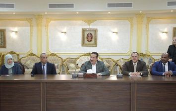 محافظ بورسعيد يواصل سلسلة لقاءاته بالمواطنين ويستقبل 44 حالة إنسانية من أبناء بورسعيد