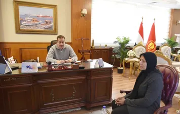 محافظ بورسعيد  يوجه الأجهزة المختصة بسرعة حل مشكلة المواطنة ناهد عبد الله " بائعة الكسكسي " 