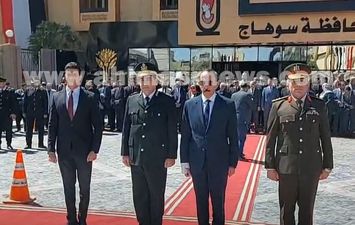 محافظ سوهاج يضع إكليلًا من الزهور على النصب التذكاري للشهداء