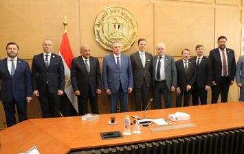 مصر وروسيا تبحثان مستجدات مشروعات الطاقة المتججددة