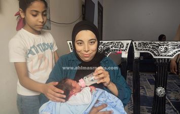 والدة الرضيعة