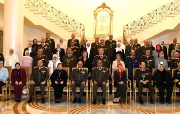 وزير الدفاع والإنتاج الحربي يكرم عددًا من القادة الذين أوفوا العطاء بالقوات المسلحة